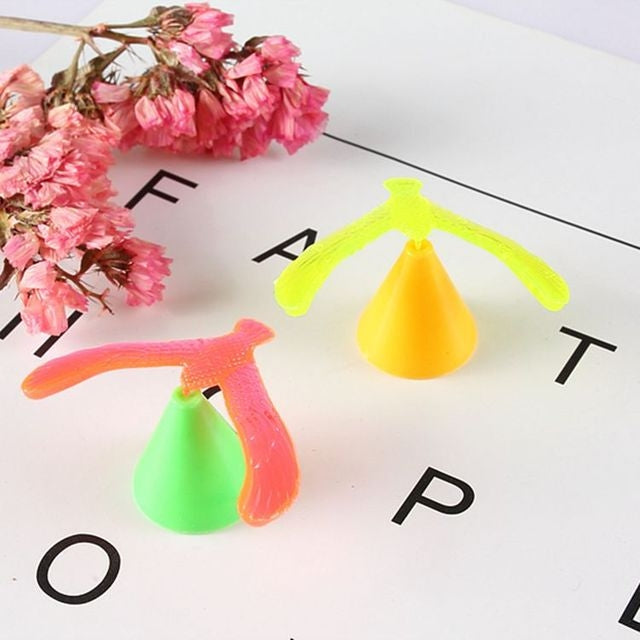 10 PCS Niños Juguete Divertido Plástico Mini DIY Magia Equilibrio Pájaro Niños Regalo, Entrega de Color Aleatorio, Magic Balancing Bird