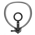 Vista frontal del teléfono con colgador magnético para el cuello de PGYTECH, P-GM-392