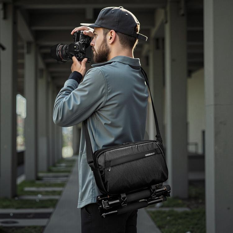 Bolso bandolera para cámara QISEMIAN para hombre, resistente al agua, para fotografía DSLR, con divisores extraíbles y soporte para trípode.