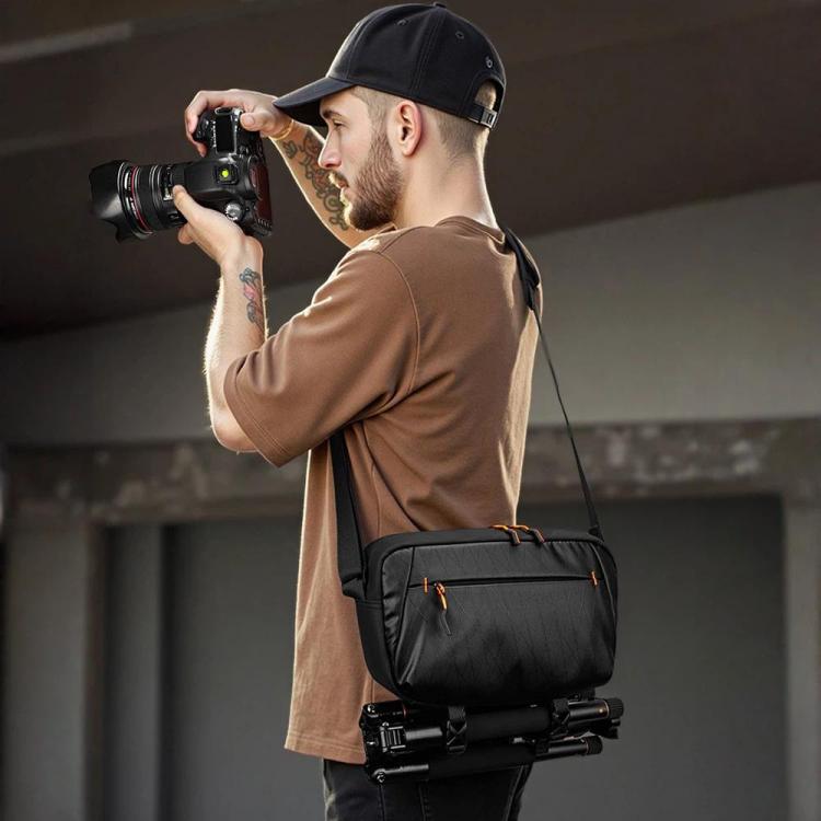Bolso bandolera para cámara QISEMIAN XK110 para hombre, resistente al agua, para fotografía DSLR, con divisores extraíbles y soporte para trípode.