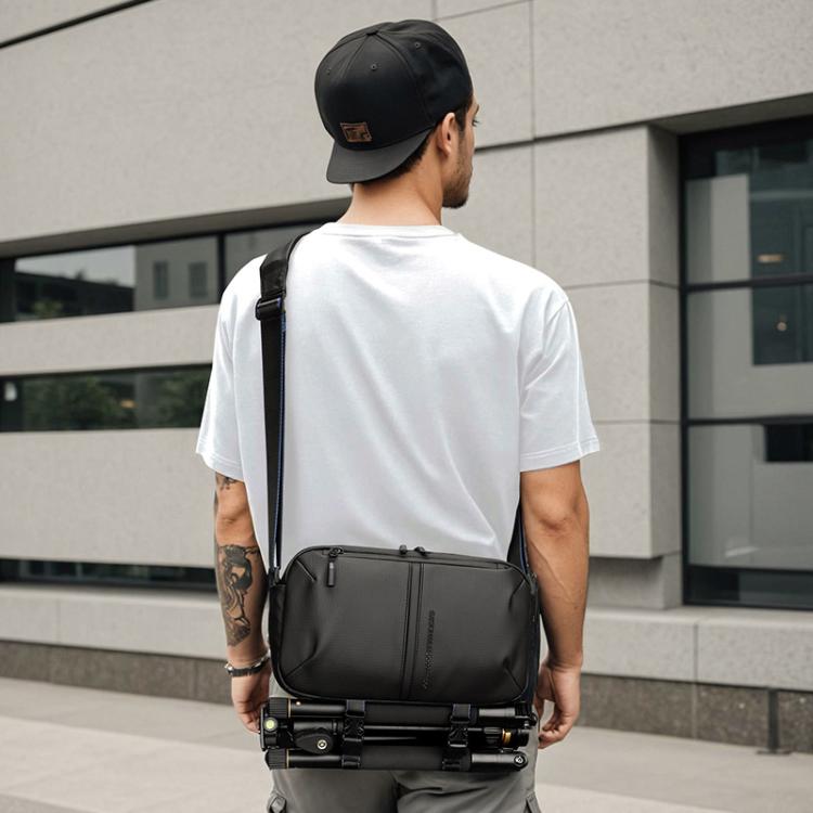 Bolso bandolera individual para cámara QISEMIAN para hombre con divisores extraíbles integrados para equipos digitales.