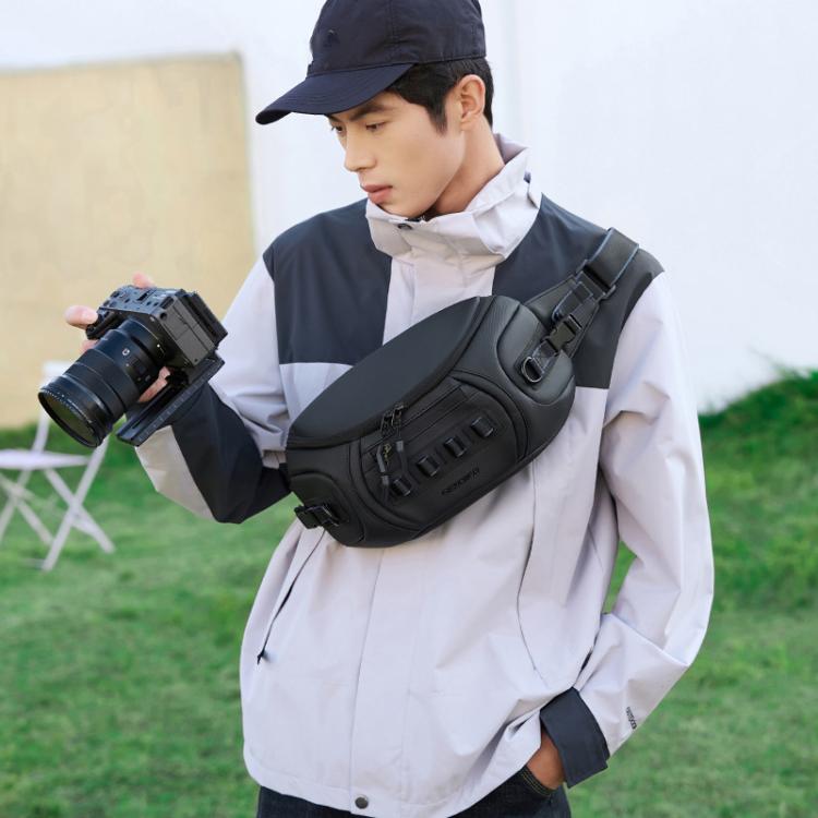 Bolso bandolera QISEMIAN para hombre con divisores extraíbles, ideal para desplazamientos urbanos.