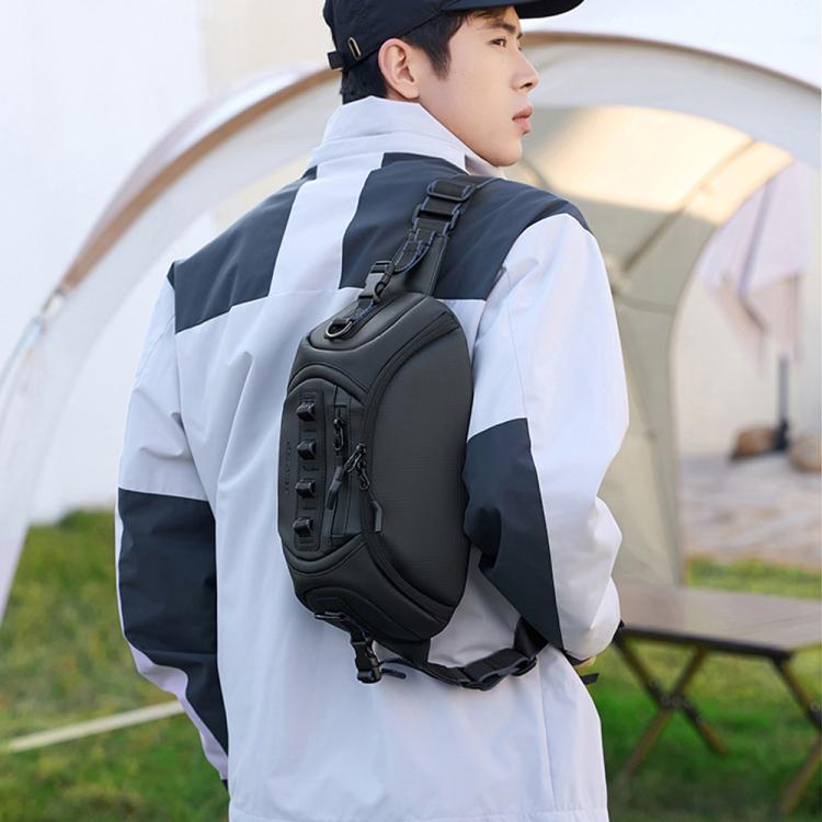Bolso bandolera QISEMIAN para hombre con divisores extraíbles, ideal para desplazamientos urbanos.