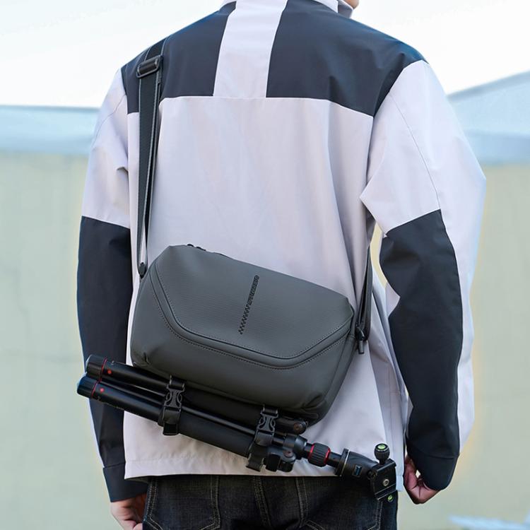 Bolso bandolera QISEMIAN todo en uno para fotografía de hombre con compartimento extraíble para cámara y soporte para trípode.