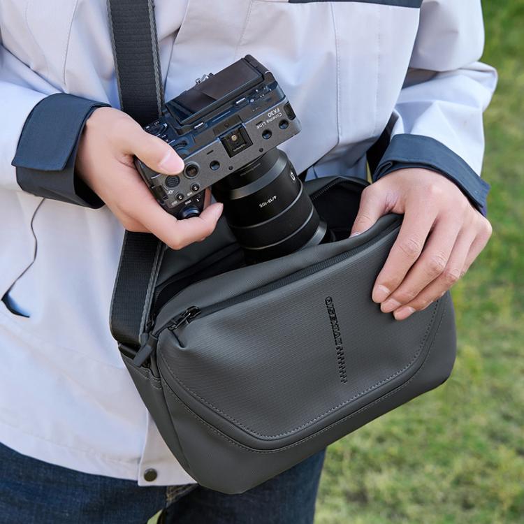 Bolso bandolera QISEMIAN todo en uno para fotografía de hombre con compartimento extraíble para cámara y soporte para trípode.
