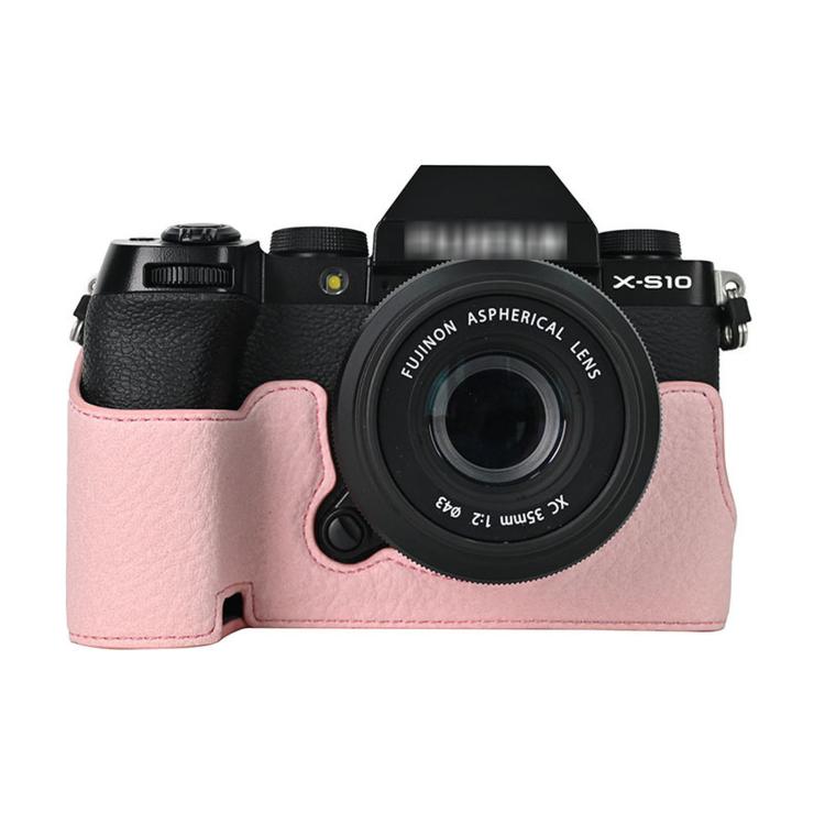 Funda de piel sintética para cámara Fujifilm X-S10 con estampado vintage de lichi y base protectora inferior con acceso magnético a la batería.