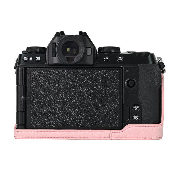Funda de piel sintética para cámara Fujifilm X-S10 con estampado vintage de lichi y base protectora inferior con acceso magnético a la batería.