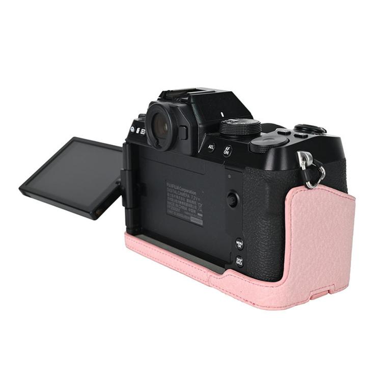 Funda de piel sintética para cámara Fujifilm X-S10 con estampado vintage de lichi y base protectora inferior con acceso magnético a la batería.