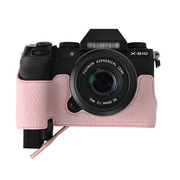 Funda de piel sintética para cámara Fujifilm X-S10 con estampado vintage de lichi y base protectora inferior con acceso magnético a la batería.