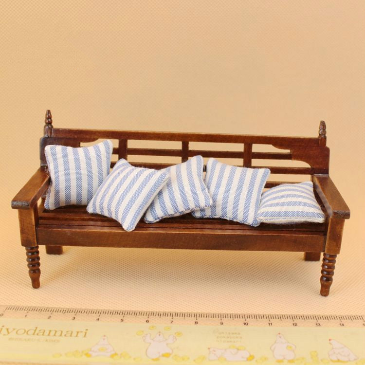 Mini muebles de casa de muñecas banco de madera con almohadas, Wooden Bench