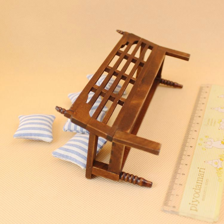 Mini muebles de casa de muñecas banco de madera con almohadas, Wooden Bench