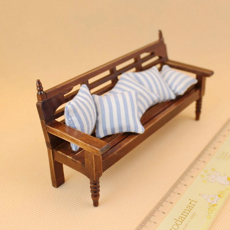 Mini muebles de casa de muñecas banco de madera con almohadas, Wooden Bench
